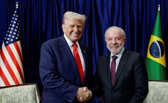 Lula e Trump se cumprimentam sorrindo