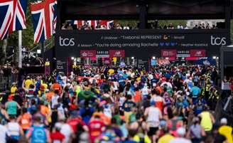 Participantes na edição 2026 cruzando a linha de chegada no The Mall (Foto: Jon Buckle for London Marathon Events for London Marathon Events)