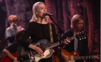 Phoebe Bridgers estreia "Lost Boys" em programa de TV acompanhada por jovens músicos