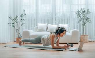 Veja como montar uma rotina simples de treino em casa