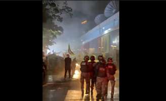 Policiais em formação se deslocam em direção à manifestantes em frente à sede da Globo no Jardim Botânico