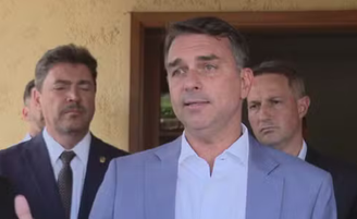 Flávio Bolsonaro em entrevista à imprensa nesta terça-feira, 6