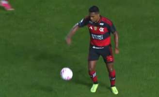 Alex Sandro em ação pelo Flamengo.