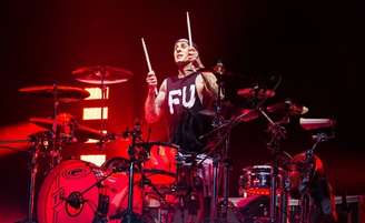 Travis Barker tocando bateria cheio de saúde