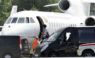 O presidente boliviano, Evo Morales, embarca em seu avião após finalmente ser liberado para deixar a Áustria