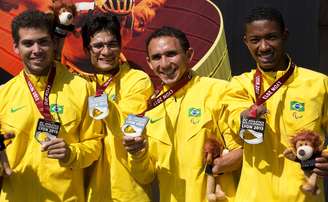 <p>Equipe brasileira festeja medalha de prata no pódio em Lyon</p>