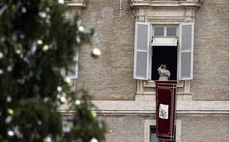 Francisco acena da janela do seu apartamento no Vaticano