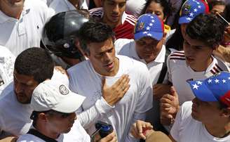 Leopoldo López cercado de manifestantes durante protesto nesta terça-feira, em Caracas