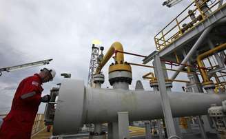 <p>A Petrobras informou nesta quinta-feira que iniciou no campo de Sapinhoá, no pré-sal da Bacia de Santos, a produção em um novo poço</p>