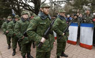 Membros da unidade de defesa pessoal da guarda pró-russa fazem juramento ao governo em Simferopol, na Crimeia, neste sábado, 8 de março