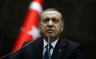 <p>Tayyip Erdogan acusou os jornalistas estrangeiros de agirem como espiões. Na foto, o primeiro-ministro da Turquia discursa durante uma reunião no Parlamento em Ancara, em 3 de junho</p>