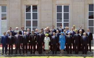 Foto oficial mostra líderes de 19 Estados que participaram de homenagens aos 70 anos do Dia D, na França; alguns veteranos de guerra também estiveram presentes e receberam homenagens