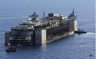 Com a ajuda de um rebocador, navio será levado para um porto na cidade de Gênova, no norte do país, onde será finalmente desmantelado