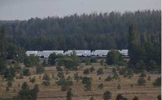 <p>Caminhões de um comboio russo que transportam ajuda humanitária para a Ucrânia estacionados na base aérea militar nos arredores de Voronezh, em 13 de agosto</p>