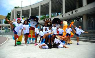 <p>Mascotes posam com crianças da Vila Olímpica de Santa Cruz</p>