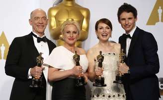 J.K. Simmons (melhor ator coadjuvante), Patricia Arquette (melhor atriz coadjuvante), Julianne Moore (melhor atriz) e Eddie Redmayne (melhor ator) na premiação  do Oscar, em  Hollywood, Califórnia. 22/2/2015