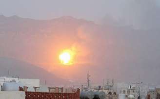 Fogo visto em montanha de Noqum na capital do Iêmen, Sanaa. 19/05/2015