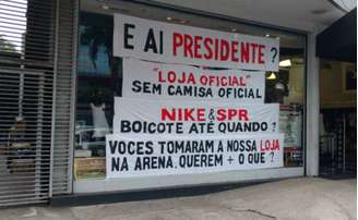 Protesto teve exibição de faixas na portaria da loja do Parque São Jorge(Foto: Gabriel Carneiro)