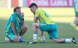 Moisés conversa com Cuca durante treino na Academia de Futebol (Foto: Cesar Greco)