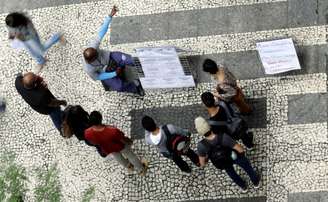 Pessoas observam lista de vagas de trabalho em São Paulo 09/01/2018 REUTERS/Paulo Whitaker