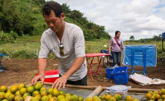 Archawin Mopoaku com as laranjas que vende a turistas