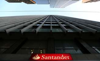 Logo do Santander fotografado no Rio de Janeiro; banco é um dos alvos da operação Greenfield 
06/09/2017
REUTERS/Sergio Moraes
