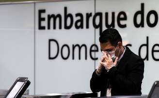 Funcionário com equipamento de proteção no aeroporto de Guarulhos
01/04/2020
REUTERS/Roosevelt Cassio