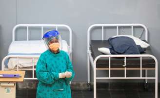 Profissional de saúde em hospital de campanha montado pela Médicos Sem Fronteira para combater a covid-19 na Cidade do Cabo, África do Sul
21/07/2020 REUTERS/Mike Hutchings
