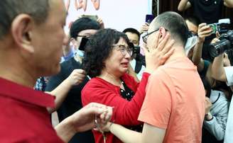 Li Jingzhi e seu filho se abraçam pela primeira vez em 32 anos.