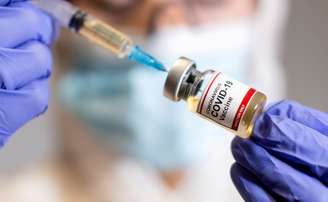Mulher segura seringa e recipiente com adesivo de vacina contra Covid-19
30/10/2020
REUTERS/Dado Ruvic