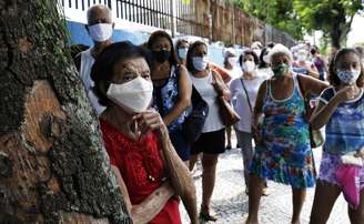 Idosos fazem fila para tomar vacina contra Covid-19 em São Gonçalo (RJ)
 18/2/2021   REUTERS/Ricardo Moraes