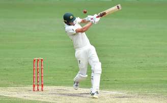 Um jogador de críquete durante uma partida entre Austrália e Índia