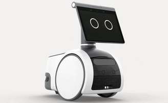 Robôs estão cada vez mais rápidos e podem realizar tarefas domésticas; na foto acima, Astro, o robô com Alexa
