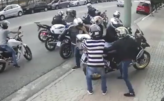 Imagens registradas por uma câmera de segurança mostram 11 homens em 6 motos abordando 2 motoqueiros.