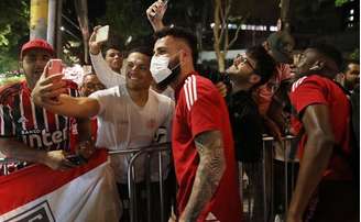 Jandrei é procurado por torcedores na chegada do clube a Belo Horizonte (Foto: Rubens Chiri / saopaulofc)