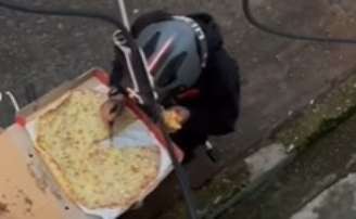 Motorista de aplicativo come um pedaço de pizza: será que ele faria isso se tivesse a geladeira cheia?