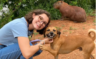 Cachorro caramelo aparece sorrindo em foto e viraliza