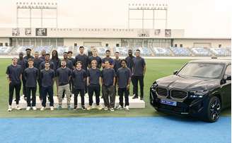 Elenco do Real Madrid com o BMW XM