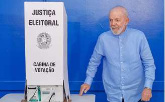 Lula durante votação neste domingo, 6.