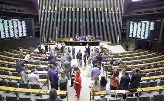 Plenário da Câmara dos Deputados costumava estar mais esvaziado no período pós-pandemia de covid-19, em razão do modelo de votação semipresencial, que permite deputados decidirem pelo celular.