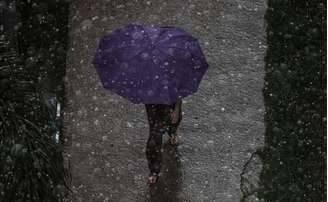 WS SÃO PAULO 04/04/2025 - CHUVA- CIDADES - Pedestre caminha durante chuva na zona norte da capital paulista nesta sexta-feira (04). FOTO:Werther Santana/Estadão