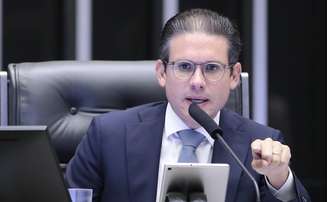 Hugo Motta pautou e a Câmara aprovou, em 7 de maio, projeto para suspender processo penal por tentativa de golpe contra deputado Alexandre Ramagem no STF