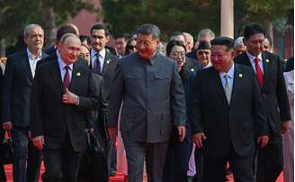 O presidente da China, Xi Jinping (C), o líder da Coreia do Norte, Kim Jong Un (2º D) e o presidente da Rússia, Vladimir Putin (2º E) chegam para uma recepção no Grande Salão do Povo, após um desfile militar que marca o 80º aniversário da vitória sobre o Japão e o fim da Segunda Guerra Mundial, em Pequim, em 3 de setembro de 2025.