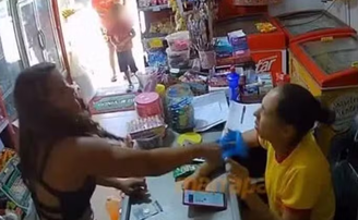 Mulher dá chinelada no rosto de atendente após se irritar com compra do filho; veja