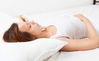 Entenda os riscos de dormir de barriga pra cima