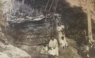 Morro da Babilônia nos anos 1920, quando a vida na favela tinha as marcas da precariedade e das pessoas que vemos hoje em dia.