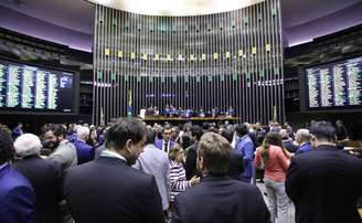 Plenário da Câmara dos Deputados durante a votação da isenção do Imposto de Renda 