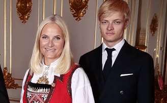 A princesa Mette-Marit com o filho problemático, Marius: dividida entre o tratamento contra grave doença e os preparativos para o julgamento