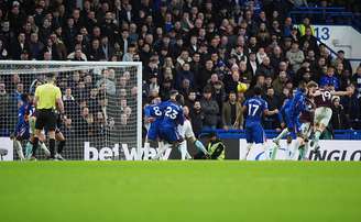 Zian Flemming, do Burnley, marca o primeiro gol da equipe na partida da Premier League, em Stamford Bridge, Londres
