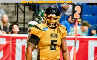 Jogador de futebol americano morre baleado ao defender vítima de abuso em bar nos EUA